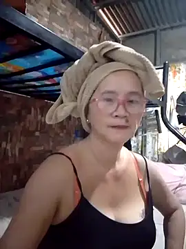 Snapshot of SexyHottMom chatting on May 13, 2026, 1:01 am SexyHottMom online show from May 13, 2026, 1:01 am
