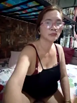 Snapshot of SexyHottMom chatting on May 15, 2026, 12:08 am SexyHottMom online show from May 15, 2026, 12:08 am