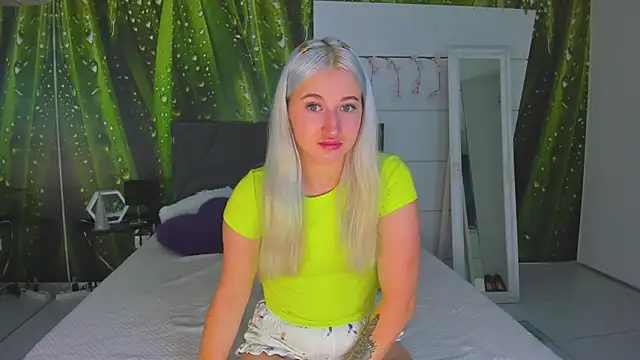 HollyTailors online show from October 21, 2025, 5:29 am