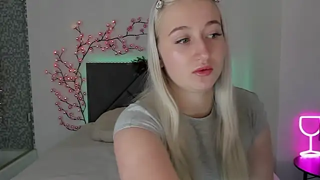 Snapshot of HollyTailors chatting on January 14, 2026, 1:37 pm HollyTailors online show from January 14, 2026, 1:37 pm