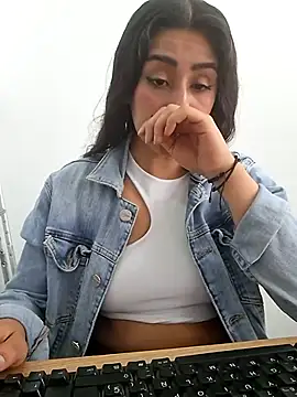 CAROLINE  07 online show from November 20, 2025, 12:39 pm