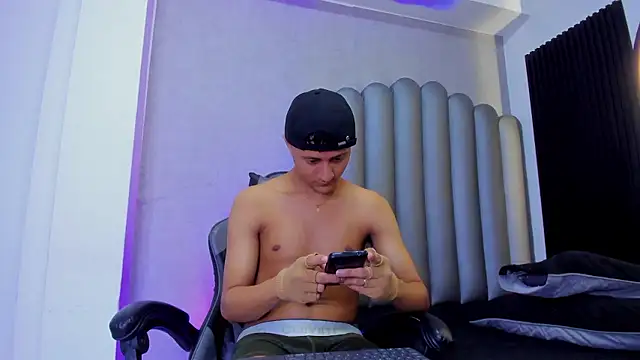  Leohot  online show from January 14, 2026, 3:43 am