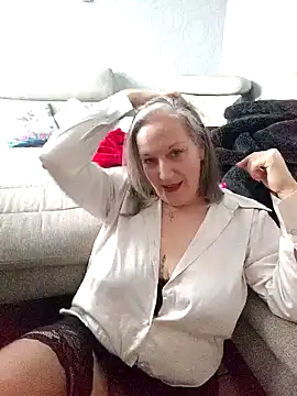 Snapshot of Feelineducentre chatting on November 8, 2025, 10:19 am Feelineducentre online show from November 8, 2025, 10:19 am