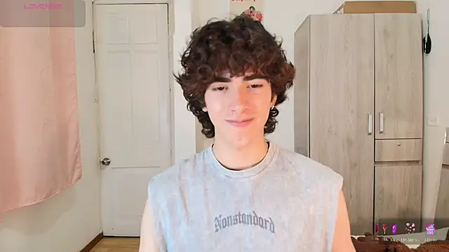 Nude Boy18 online show from November 21, 2025, 3:38 am