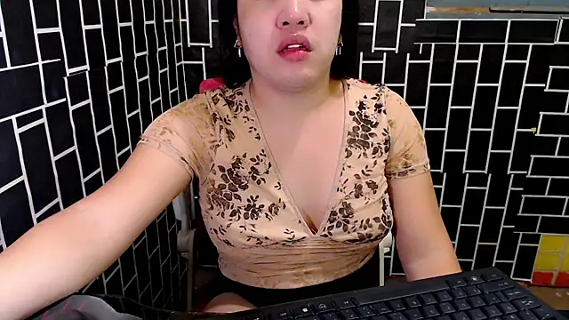 xUrDreamSlutWhore online show from September 19, 2025, 6:45 pm