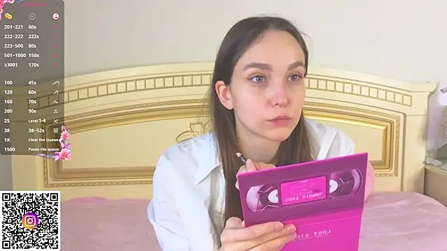 Snapshot of SoftieDream chatting on December 5, 2025, 6:23 am SoftieDream online show from December 5, 2025, 6:23 am