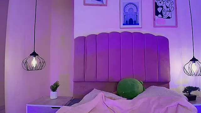 Isabelgh  online show from November 12, 2025, 5:00 am