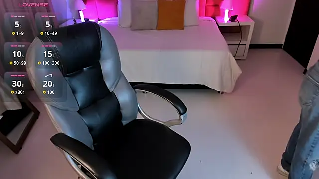 Snapshot of Catti_Brie chatting on October 2, 2025, 11:35 am Catti Brie online show from October 2, 2025, 11:35 am