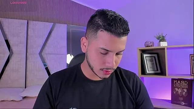 Snapshot of Axel_grey_ chatting on April 28, 2026, 12:42 pm Axel grey online show from April 28, 2026, 12:42 pm