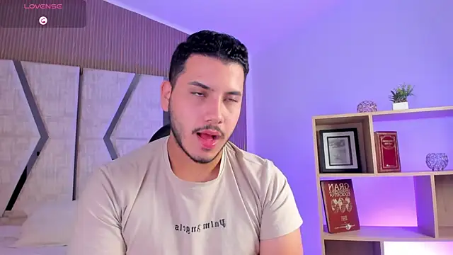 Snapshot of Axel_grey_ chatting on April 18, 2026, 7:07 pm Axel grey online show from April 18, 2026, 7:07 pm