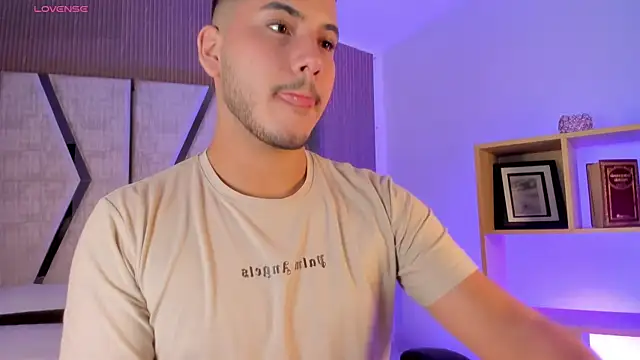 Snapshot of Axel_grey_ chatting on May 29, 2026, 12:11 pm Axel grey online show from May 29, 2026, 12:11 pm