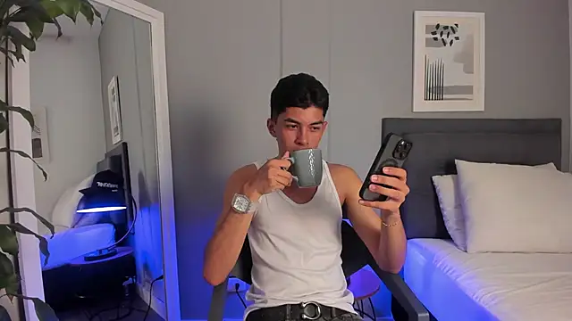 Tylerffoxx online show from October 12, 2025, 8:43 pm