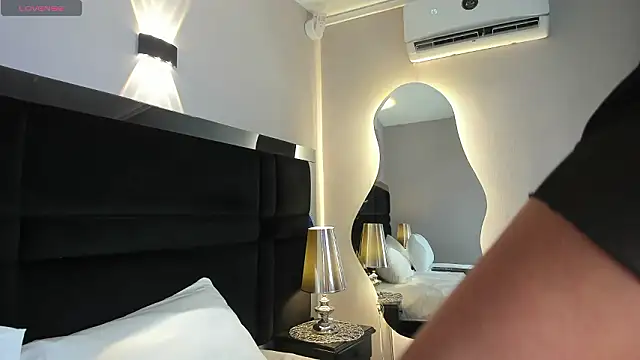 Snapshot of CarolineLee_ chatting on February 4, 2026, 10:49 pm CarolineLee online show from February 4, 2026, 10:49 pm