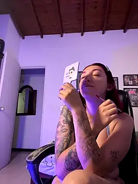 Snapshot of Paulina-Wells chatting on December 17, 2025, 9:42 pm Paulina-Wells online show from December 17, 2025, 9:42 pm