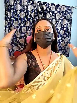 Cute-lusi online show from November 9, 2025, 8:02 pm