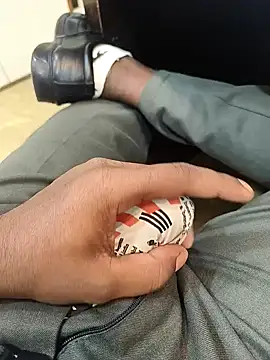 hotboy43339 online show from September 28, 2025, 8:43 am