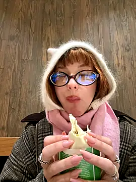 Snapshot of Only_April chatting on September 30, 2025, 12:00 pm Only April online show from September 30, 2025, 12:00 pm