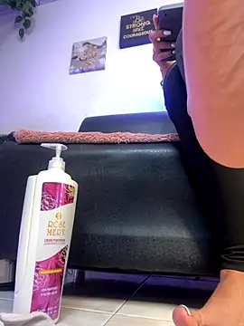 Snapshot of fetish_foot_ chatting on November 10, 2025, 6:24 pm fetish foot online show from November 10, 2025, 6:24 pm