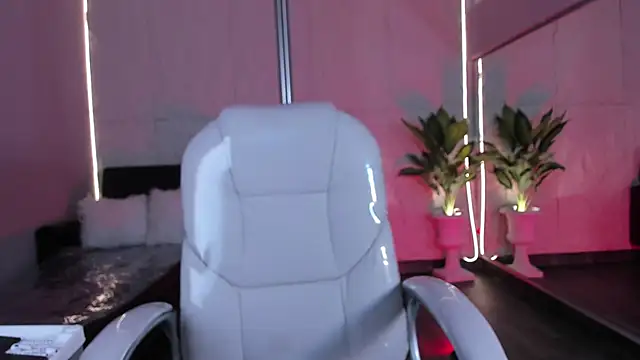 HannaPotther online show from February 3, 2026, 12:32 pm