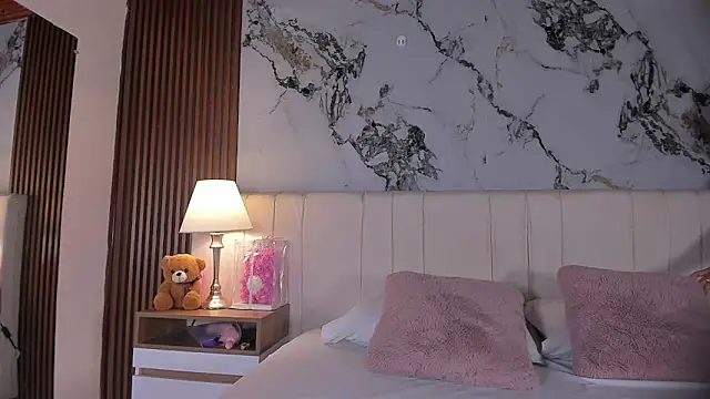 Snapshot of LunaRosse_ chatting on April 13, 2026, 11:36 am LunaRosse online show from April 13, 2026, 11:36 am