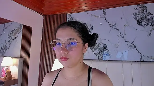 Snapshot of LunaRosse_ chatting on April 30, 2026, 11:17 am LunaRosse online show from April 30, 2026, 11:17 am