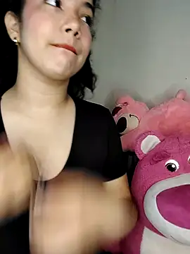 Snapshot of LunaRosse_ chatting on December 19, 2025, 12:07 pm LunaRosse online show from December 19, 2025, 12:07 pm