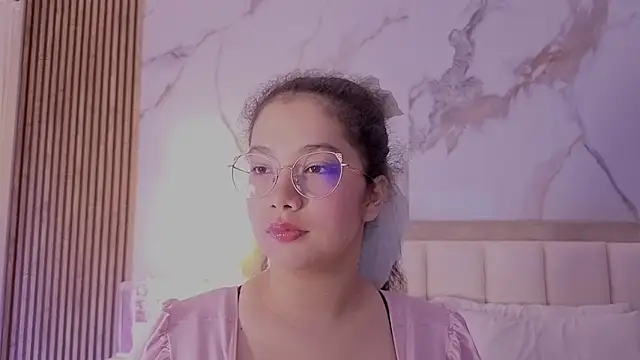 Snapshot of LunaRosse_ chatting on April 6, 2026, 10:27 am LunaRosse online show from April 6, 2026, 10:27 am