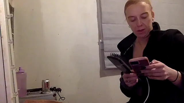 Snapshot of Bellababexox chatting on April 21, 2026, 1:42 am Bellababexox online show from April 21, 2026, 1:42 am