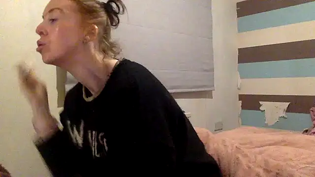 Snapshot of Bellababexox chatting on May 27, 2026, 1:04 am Bellababexox online show from May 27, 2026, 1:04 am