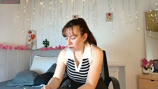 Snapshot of AmaraMoon_ chatting on September 11, 2025, 8:09 pm AmaraMoon online show from September 11, 2025, 8:09 pm