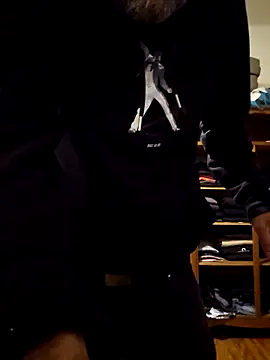 Snapshot of Stingles chatting on November 10, 2025, 12:59 am Stingles online show from November 10, 2025, 12:59 am