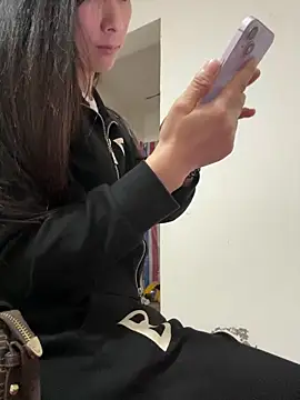 Snapshot of crhong666 chatting on October 27, 2025, 12:22 am crhong666 online show from October 27, 2025, 12:22 am