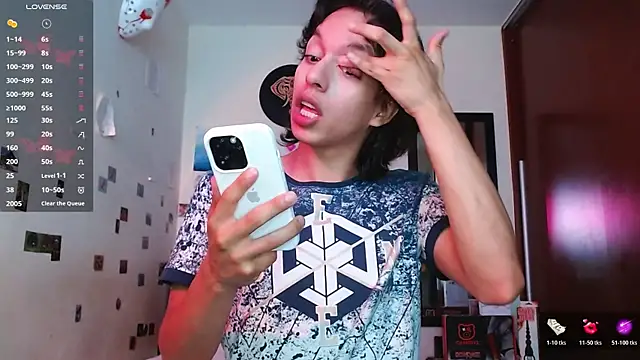 Snapshot of DannyPhantom555 chatting on October 25, 2025, 1:23 pm DannyPhantom555 online show from October 25, 2025, 1:23 pm