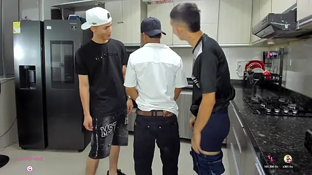 Snapshot of Playhardsex_ chatting on October 22, 2025, 11:14 pm Playhardsex online show from October 22, 2025, 11:14 pm