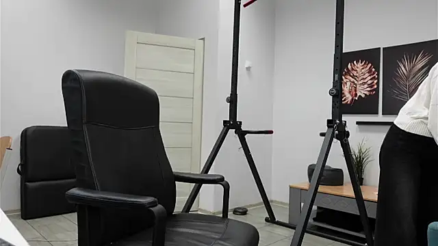 Laura Chaplin online show from November 10, 2025, 5:29 pm