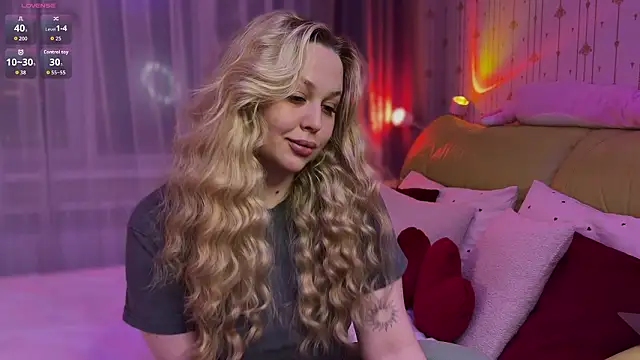 Snapshot of Estella_Elwood chatting on March 13, 2026, 2:00 pm Estella Elwood online show from March 13, 2026, 2:00 pm