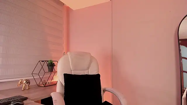 Snapshot of Emma__clark_ chatting on March 21, 2026, 12:31 pm Emma clark online show from March 21, 2026, 12:31 pm