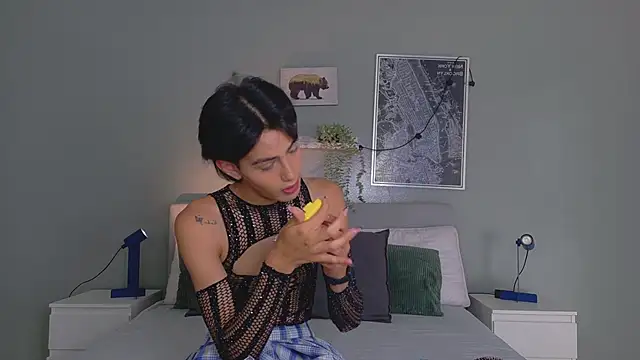 Snapshot of Nickifox__ chatting on November 28, 2025, 9:15 pm Nickifox online show from November 28, 2025, 9:15 pm