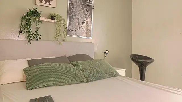 Snapshot of Nickifox__ chatting on October 21, 2025, 7:24 pm Nickifox online show from October 21, 2025, 7:24 pm