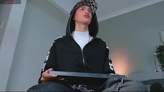 Snapshot of Nickifox__ chatting on October 8, 2025, 7:36 pm Nickifox online show from October 8, 2025, 7:36 pm