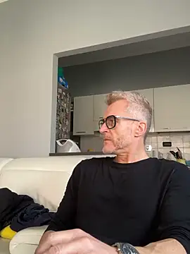 Axl hot online show from March 12, 2026, 11:47 am