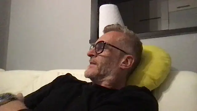 Snapshot of Axl_hot chatting on April 27, 2026, 9:02 pm Axl hot online show from April 27, 2026, 9:02 pm