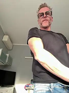 Axl hot online show from April 10, 2026, 5:09 pm