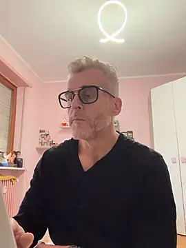 Axl hot online show from March 3, 2026, 11:28 am