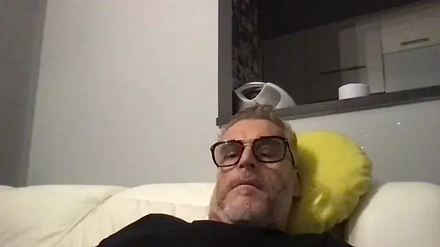 Snapshot of Axl_hot chatting on May 2, 2026, 1:00 am Axl hot online show from May 2, 2026, 1:00 am
