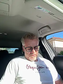 Snapshot of Axl_hot chatting on April 23, 2026, 3:35 pm Axl hot online show from April 23, 2026, 3:35 pm