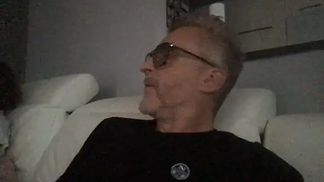 Snapshot of Axl_hot chatting on May 28, 2026, 6:25 pm Axl hot online show from May 28, 2026, 6:25 pm