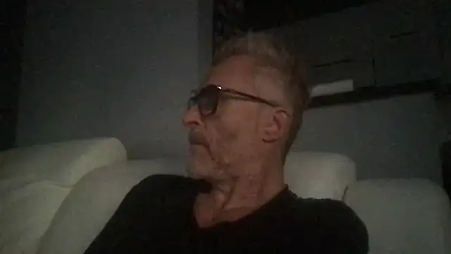 Snapshot of Axl_hot chatting on June 22, 2026, 7:11 pm Axl hot online show from June 22, 2026, 7:11 pm