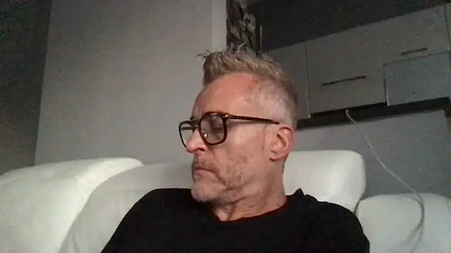 Snapshot of Axl_hot chatting on June 12, 2026, 7:00 pm Axl hot online show from June 12, 2026, 7:00 pm