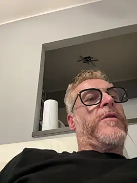 Snapshot of Axl_hot chatting on April 17, 2026, 10:12 pm Axl hot online show from April 17, 2026, 10:12 pm